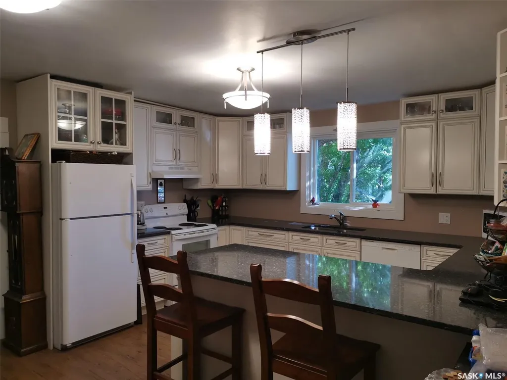 130 Maple Avenue N Eastend SK S0N 0T0