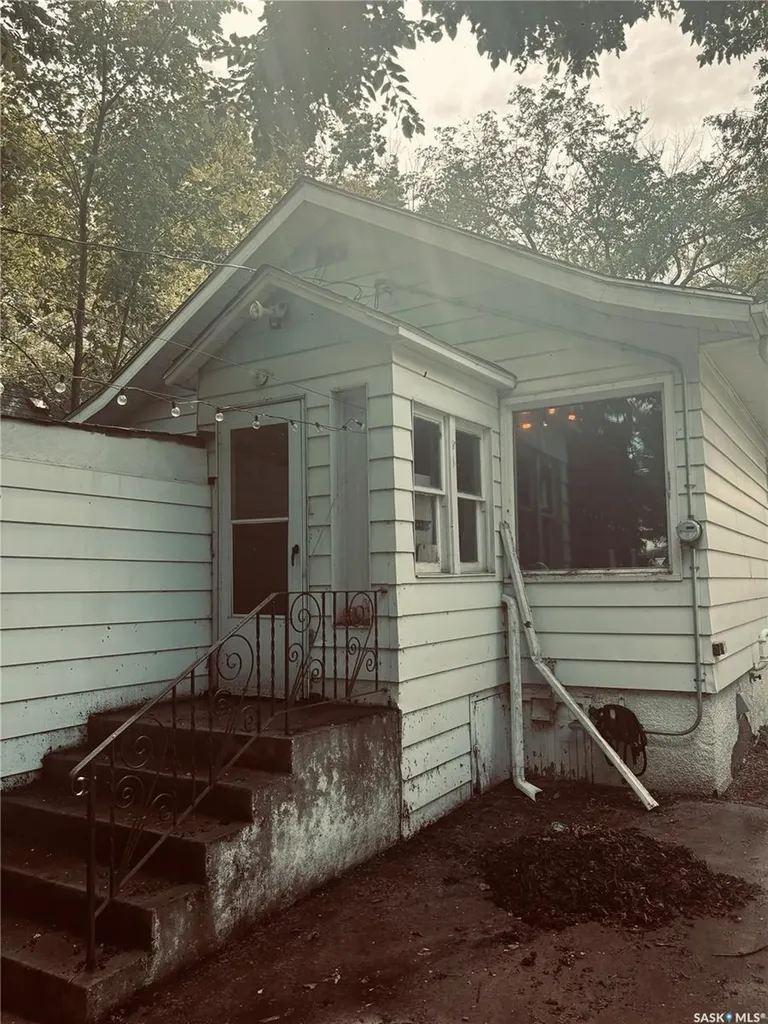 416 I Avenue S Saskatoon SK S7M 1Y4