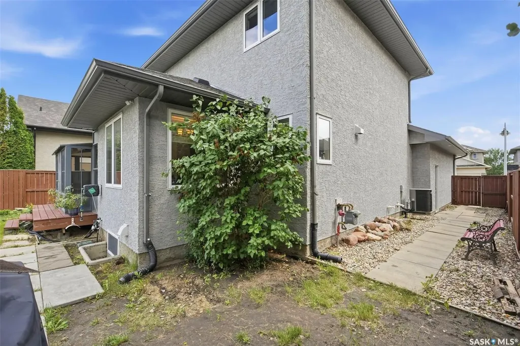 110 Robertson Cove Saskatoon SK S7T 0E3