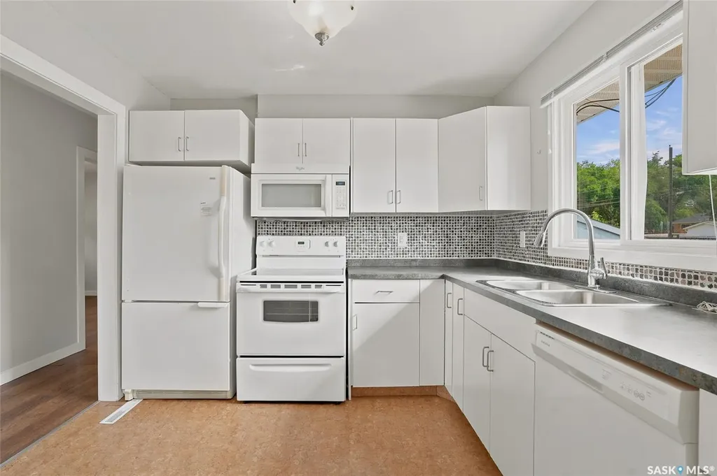322 Witney Avenue N Saskatoon SK S7L 3M5