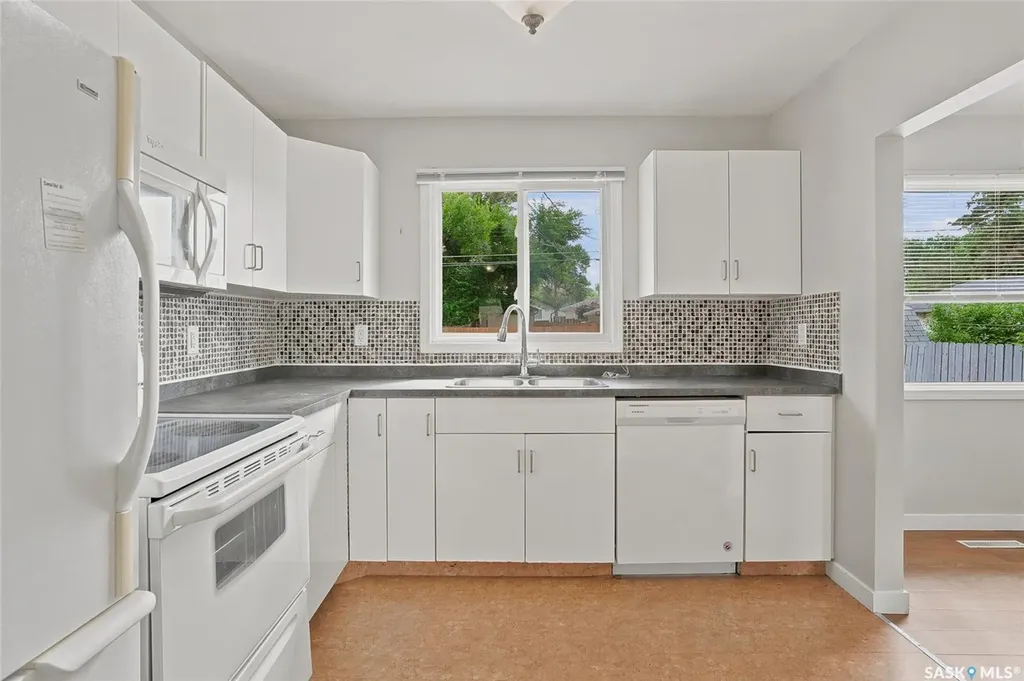 322 Witney Avenue N Saskatoon SK S7L 3M5