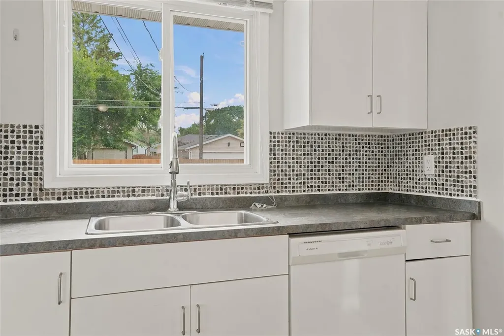 322 Witney Avenue N Saskatoon SK S7L 3M5