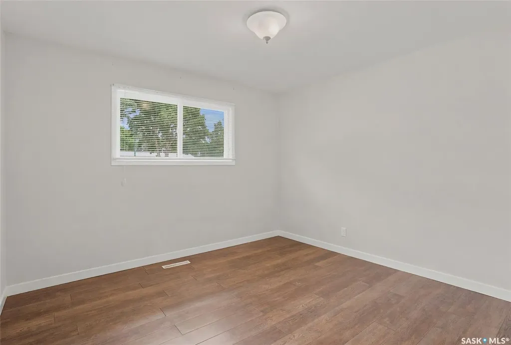 322 Witney Avenue N Saskatoon SK S7L 3M5