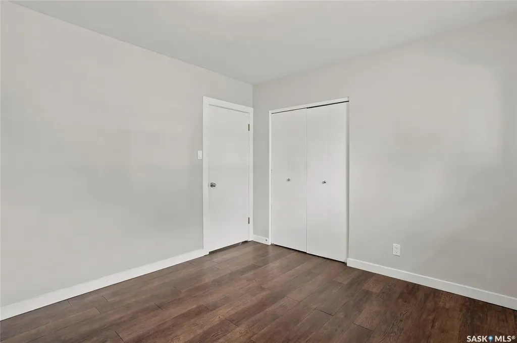 322 Witney Avenue N Saskatoon SK S7L 3M5
