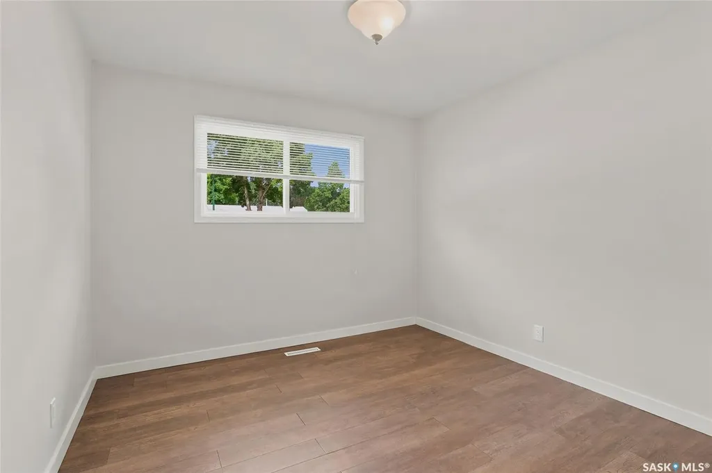 322 Witney Avenue N Saskatoon SK S7L 3M5