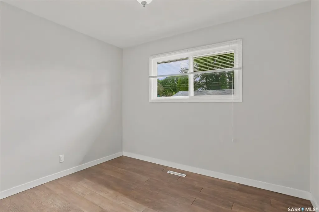 322 Witney Avenue N Saskatoon SK S7L 3M5