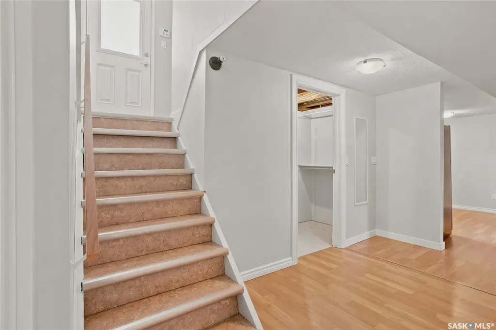 322 Witney Avenue N Saskatoon SK S7L 3M5