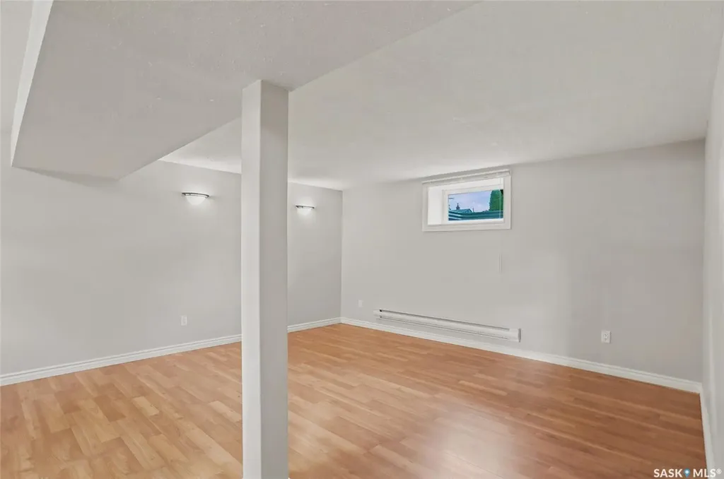 322 Witney Avenue N Saskatoon SK S7L 3M5