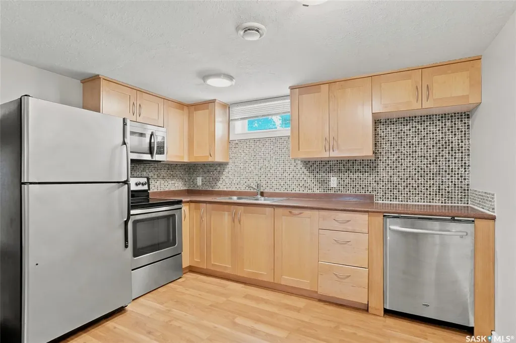 322 Witney Avenue N Saskatoon SK S7L 3M5