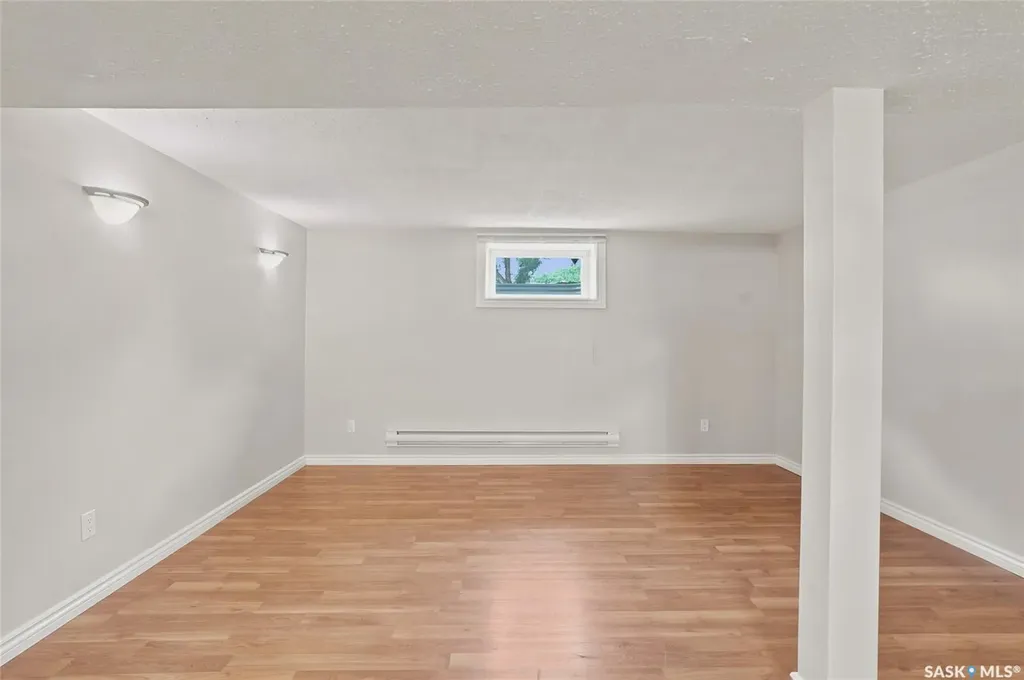 322 Witney Avenue N Saskatoon SK S7L 3M5