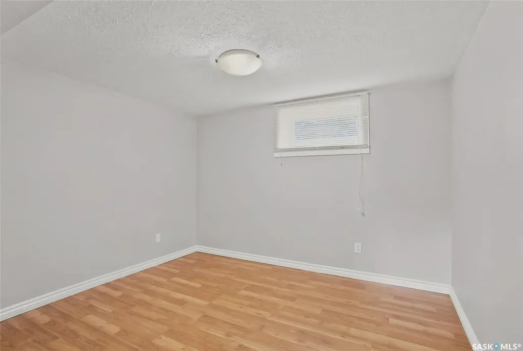 322 Witney Avenue N Saskatoon SK S7L 3M5