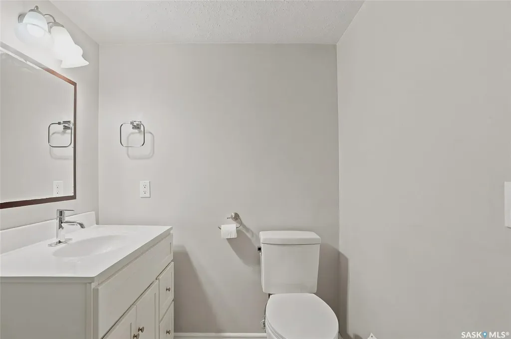 322 Witney Avenue N Saskatoon SK S7L 3M5
