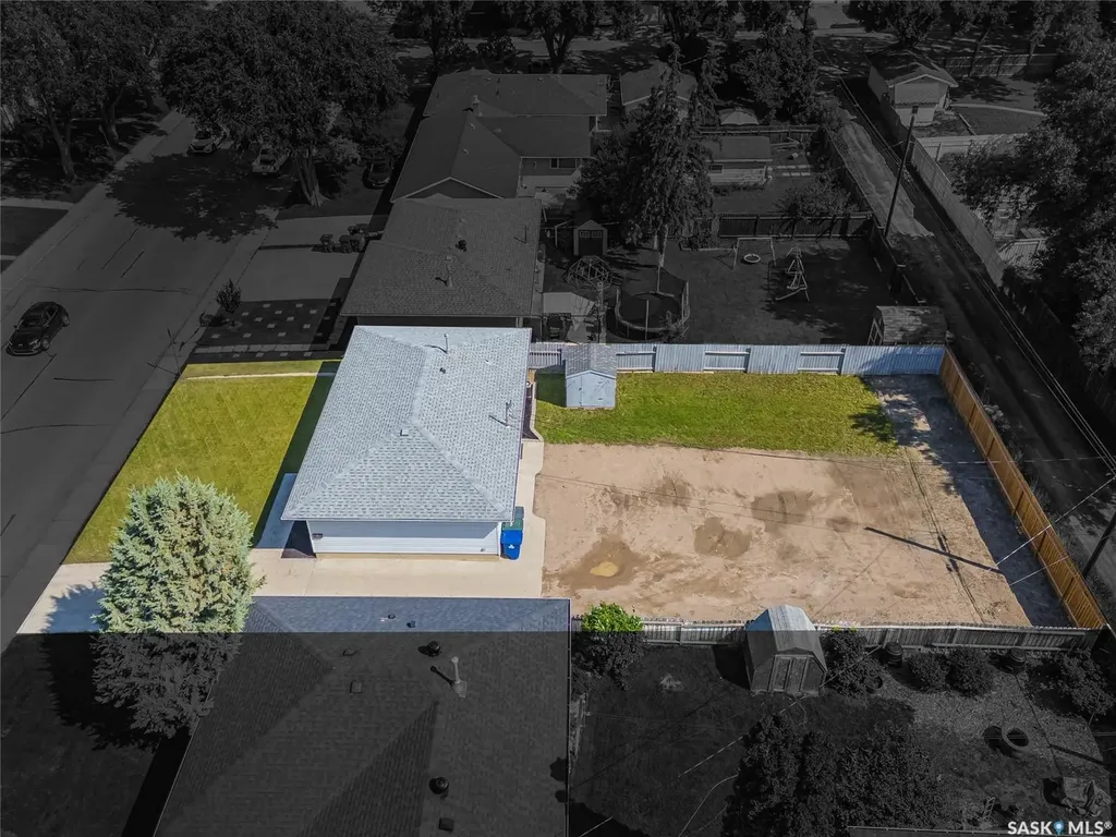 322 Witney Avenue N Saskatoon SK S7L 3M5