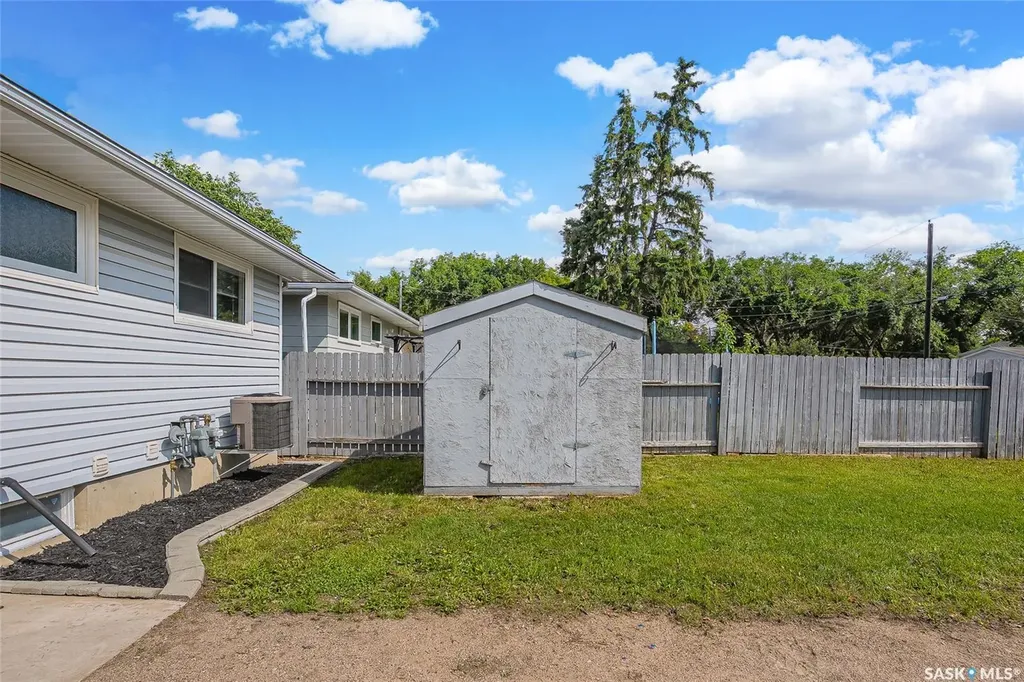 322 Witney Avenue N Saskatoon SK S7L 3M5