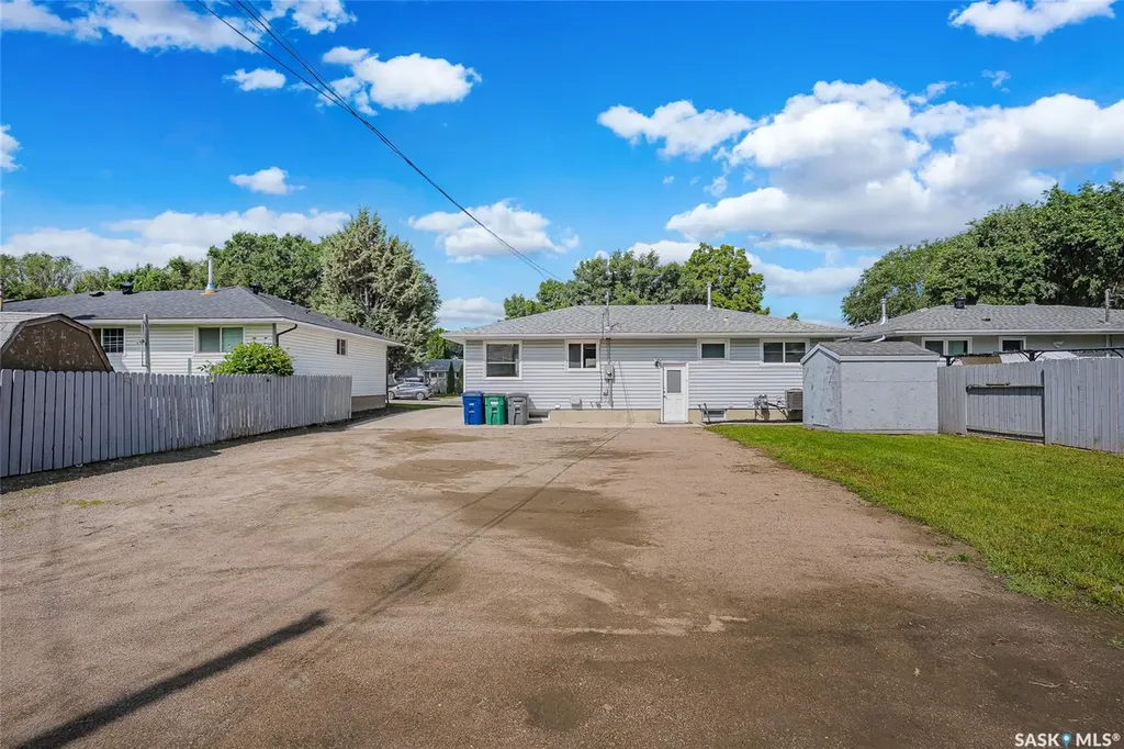 322 Witney Avenue N Saskatoon SK S7L 3M5