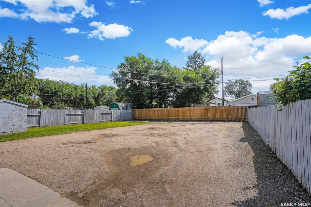 322 Witney Avenue N Saskatoon SK S7L 3M5