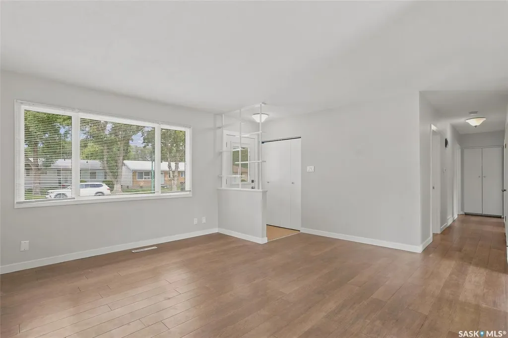 322 Witney Avenue N Saskatoon SK S7L 3M5