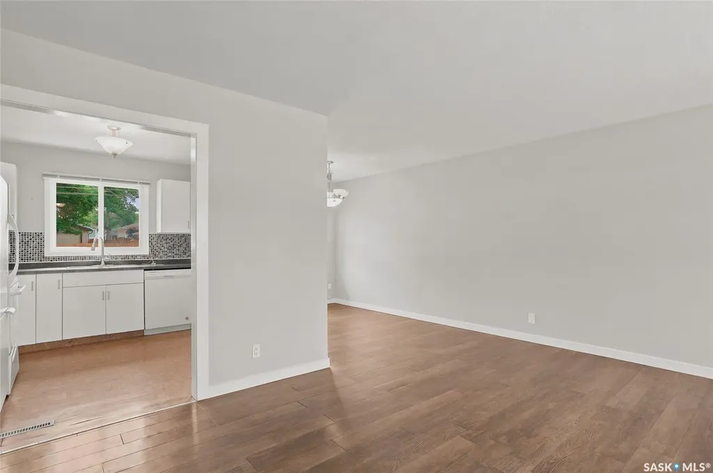 322 Witney Avenue N Saskatoon SK S7L 3M5