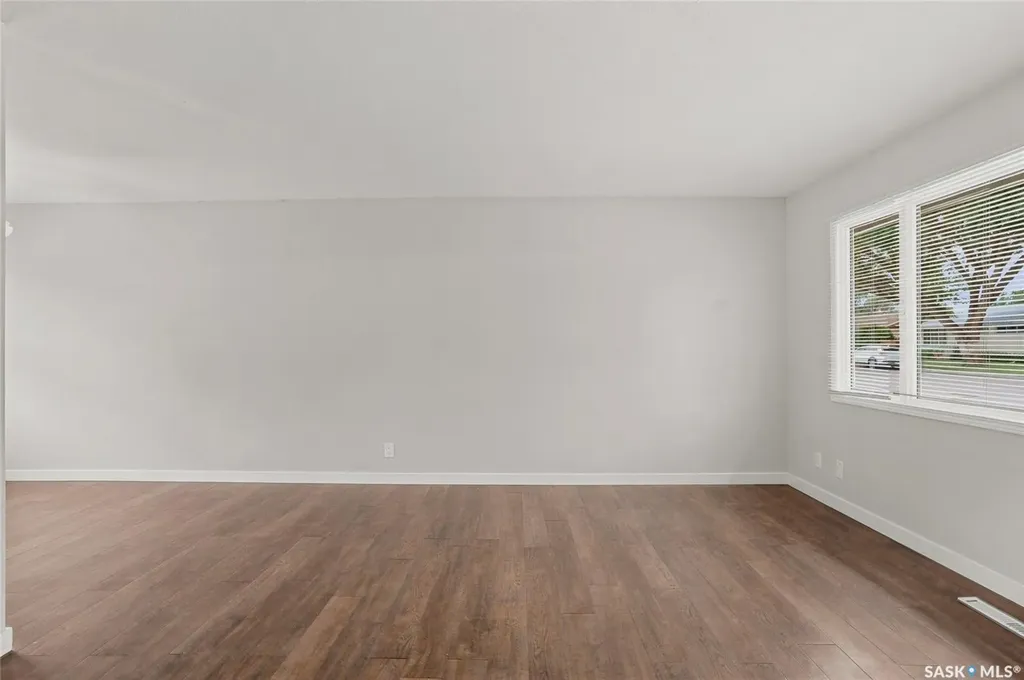 322 Witney Avenue N Saskatoon SK S7L 3M5