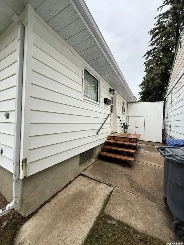 212 7th Avenue W Kindersley SK S0L 1S0