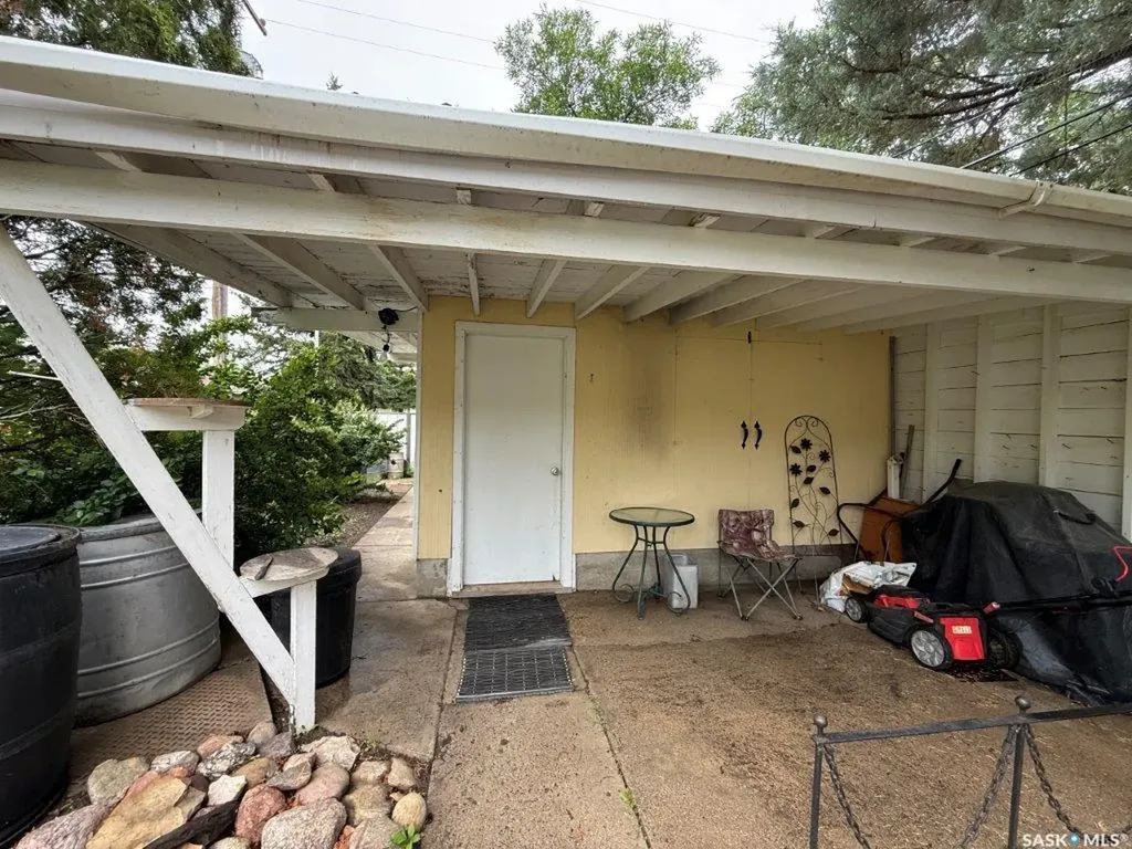 212 7th Avenue W Kindersley SK S0L 1S0