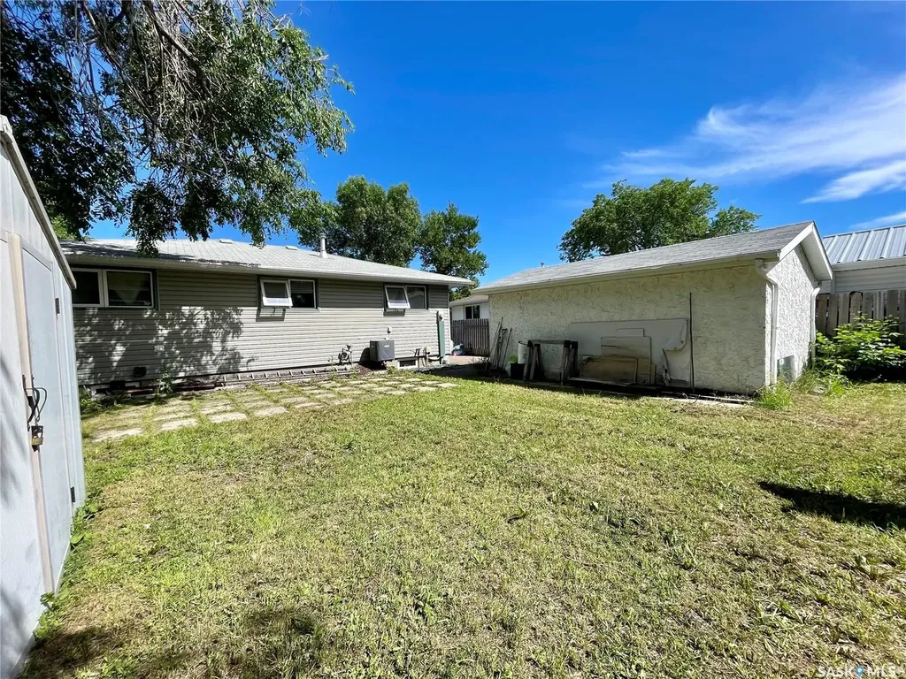 142 Cannon Street Regina SK S4N 4E3