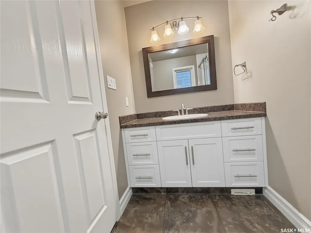 552 1st Avenue NE Swift Current SK S9H 2B7