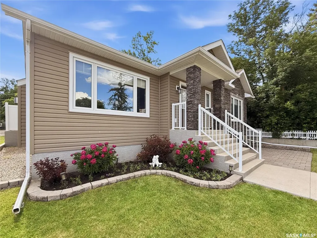 552 1st Avenue NE Swift Current SK S9H 2B7