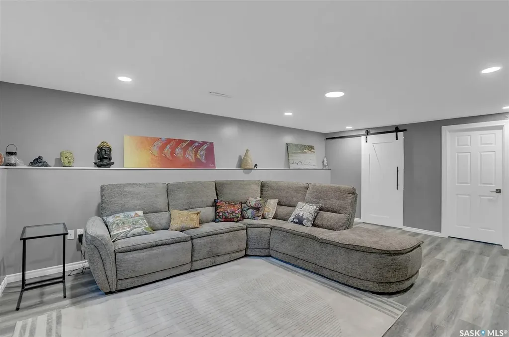 3 Dolphin Bay Regina SK S4S 3J7