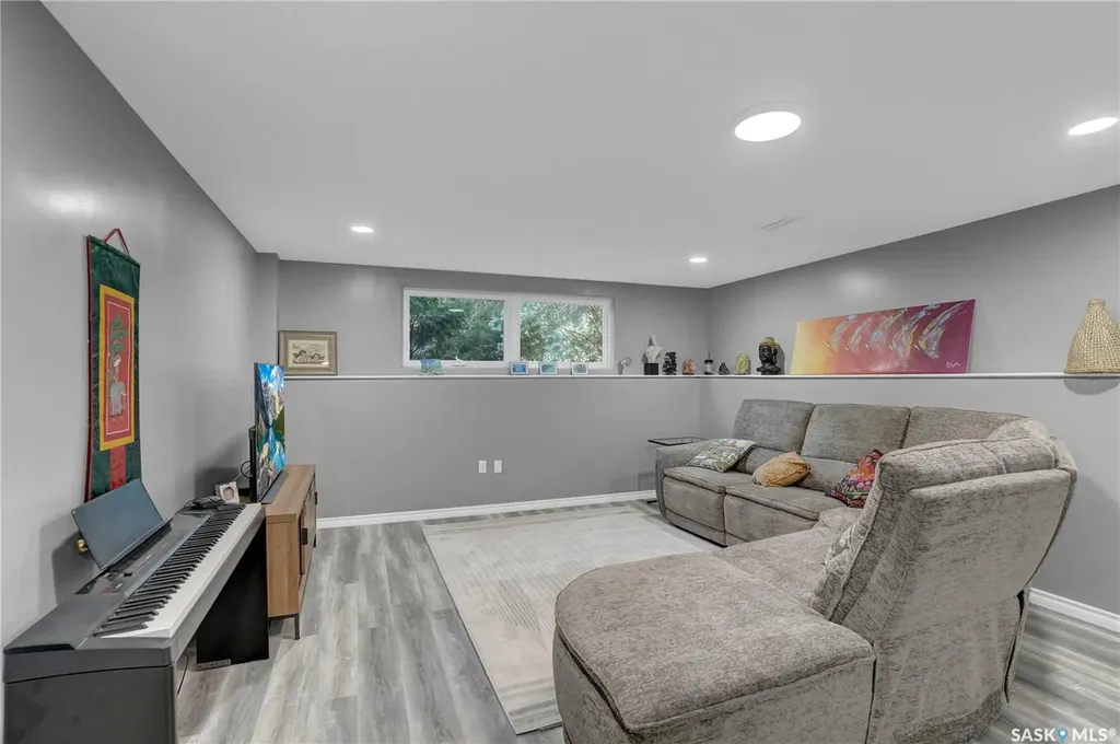 3 Dolphin Bay Regina SK S4S 3J7