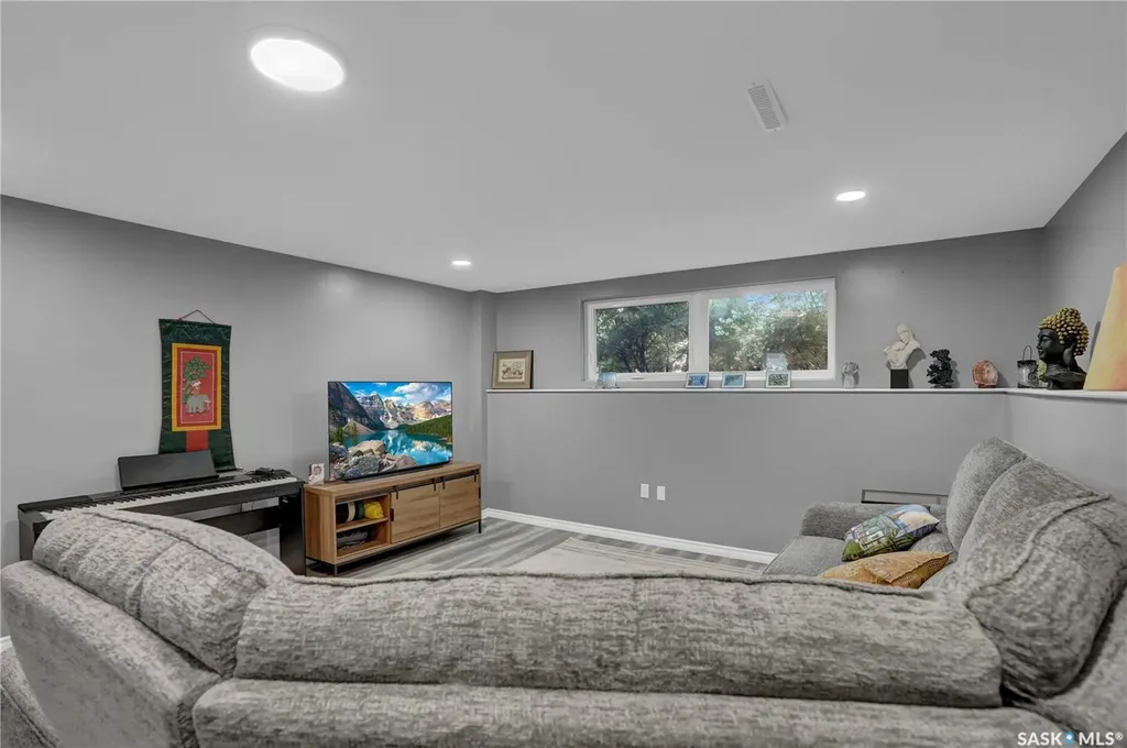 3 Dolphin Bay Regina SK S4S 3J7