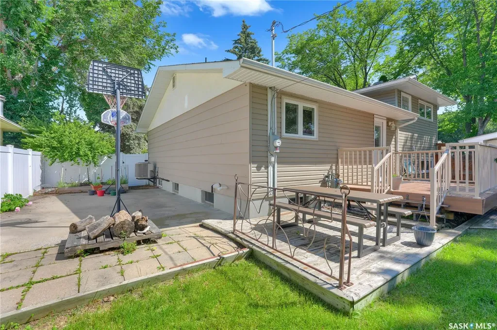3 Dolphin Bay Regina SK S4S 3J7