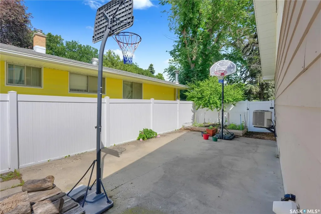 3 Dolphin Bay Regina SK S4S 3J7