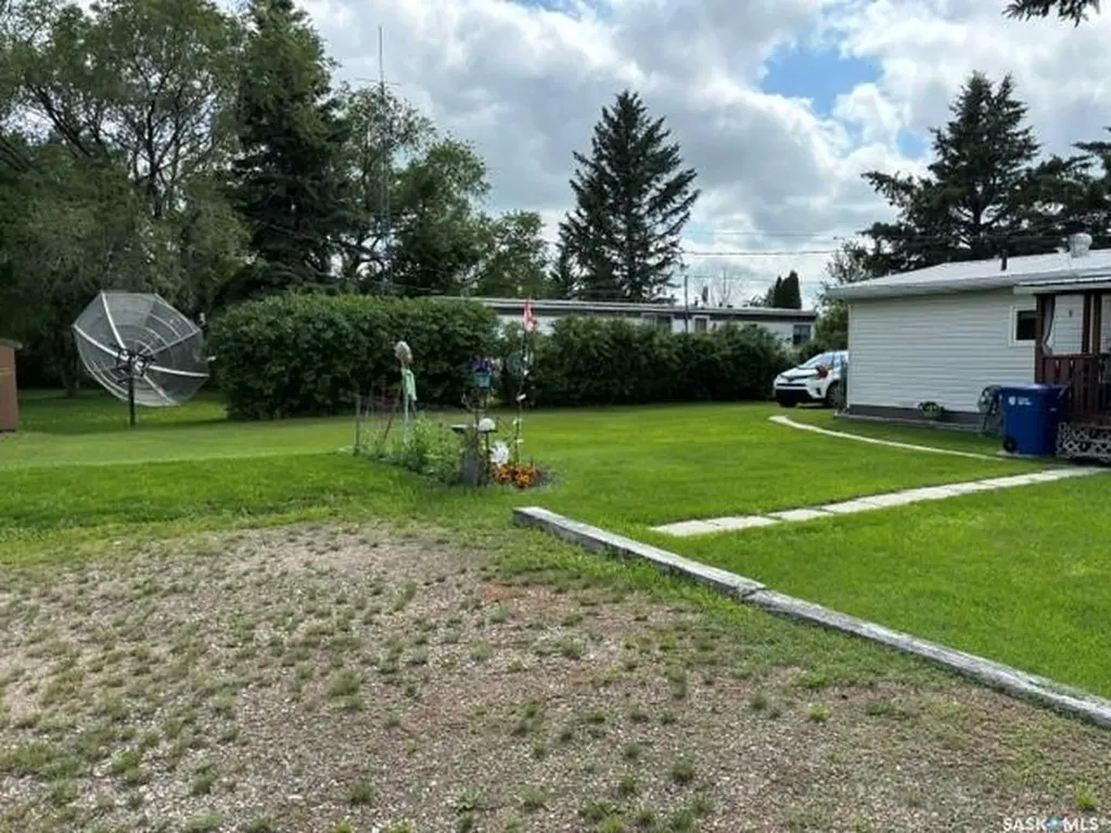 17 Lumsden Street Manor SK S0C 1R0