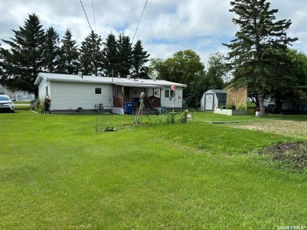 17 Lumsden Street Manor SK S0C 1R0