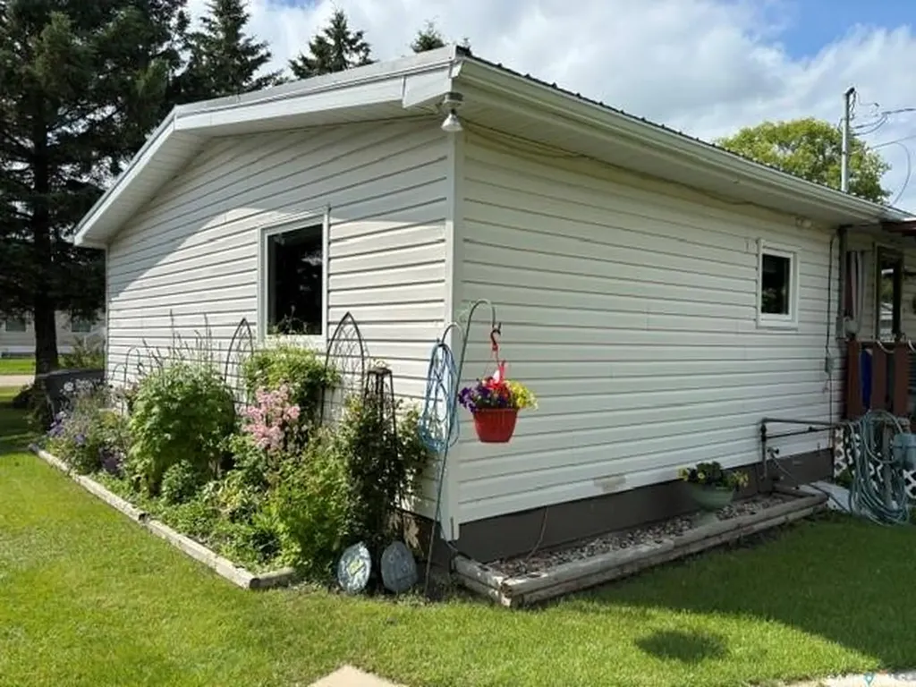 17 Lumsden Street Manor SK S0C 1R0
