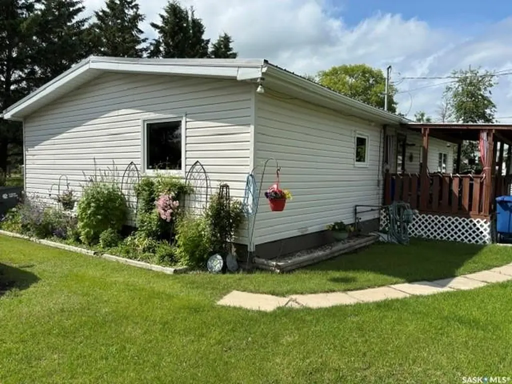 17 Lumsden Street Manor SK S0C 1R0
