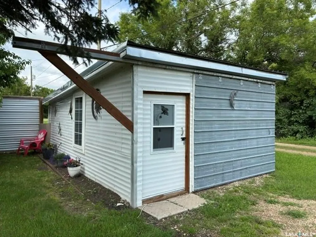 17 Lumsden Street Manor SK S0C 1R0