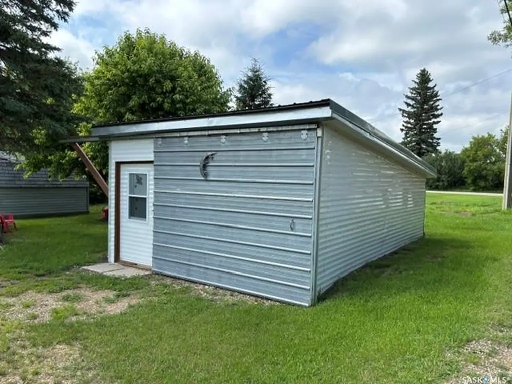 17 Lumsden Street Manor SK S0C 1R0