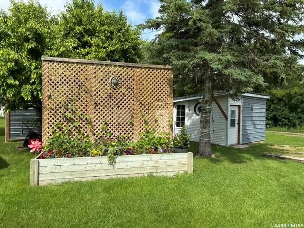 17 Lumsden Street Manor SK S0C 1R0