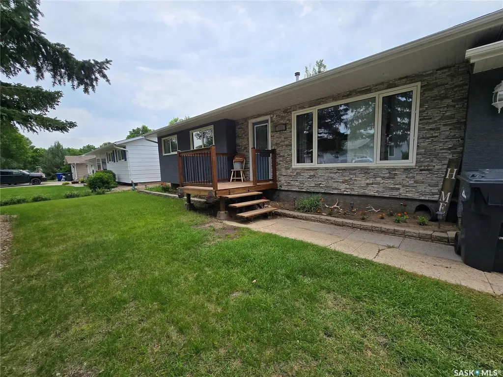 619 Brimacombe Drive Weyburn SK S4H 2P3