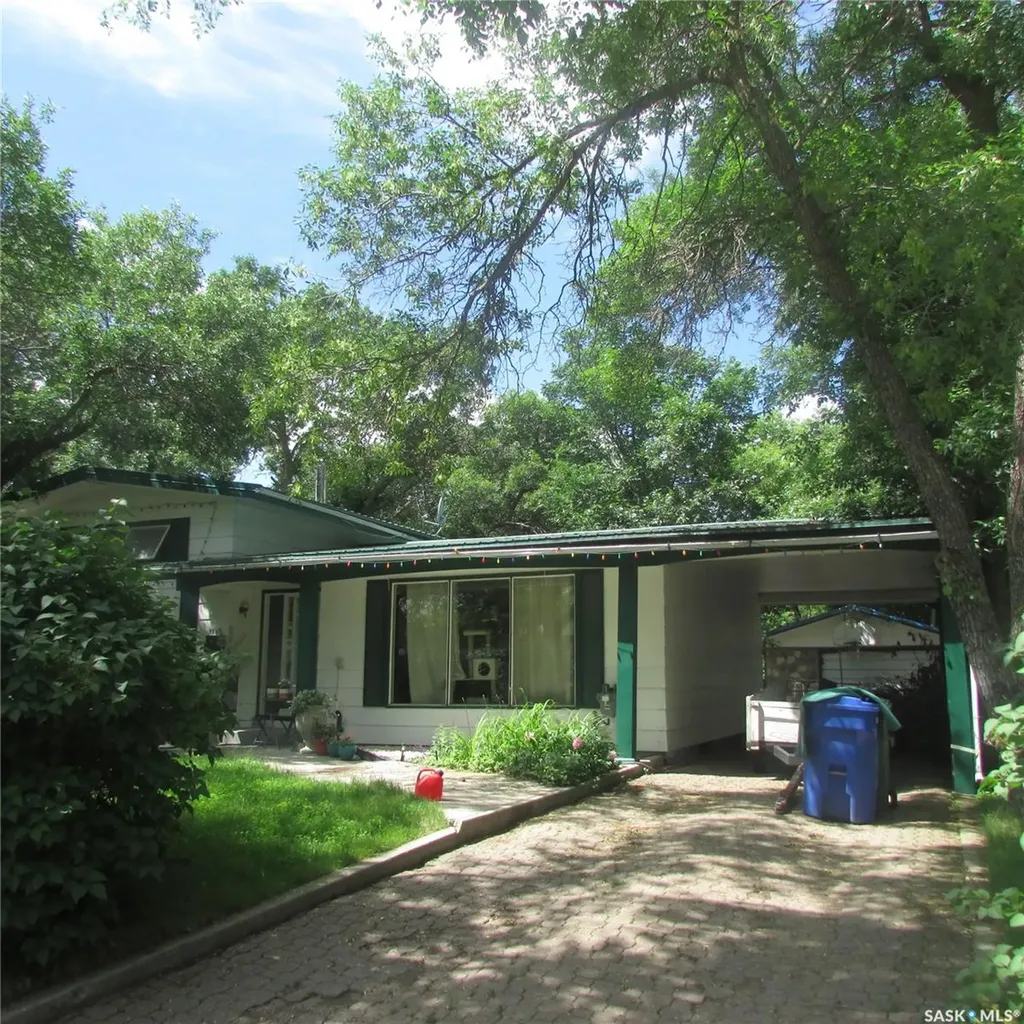 176 Halifax Street N Regina SK S4R 2W4