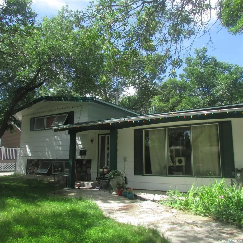 176 Halifax Street N Regina SK S4R 2W4