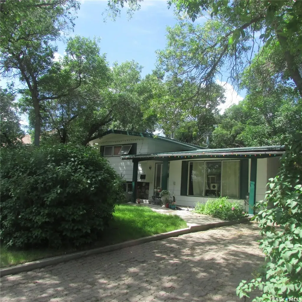 176 Halifax Street N Regina SK S4R 2W4