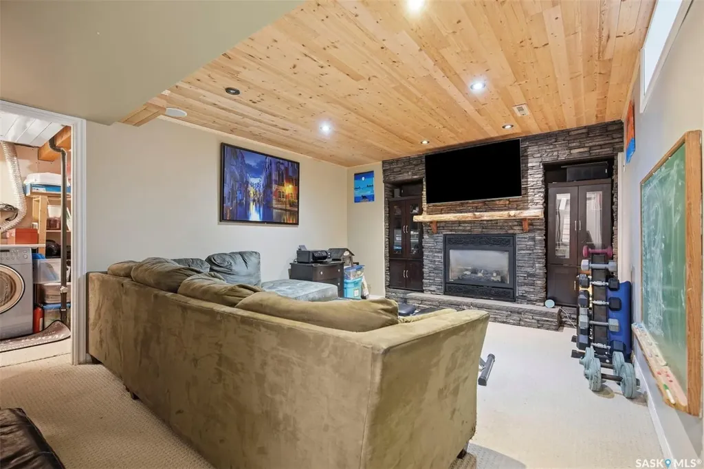 306 Denham Court Saskatoon SK S7K 1E5
