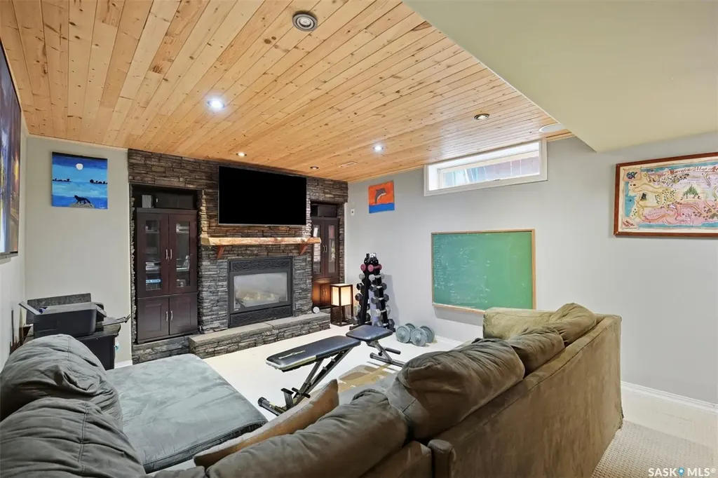 306 Denham Court Saskatoon SK S7K 1E5