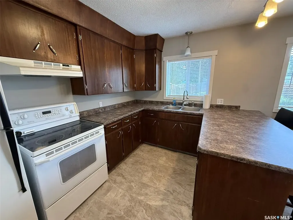 142 2nd Street E Glaslyn SK S0M 0Y0