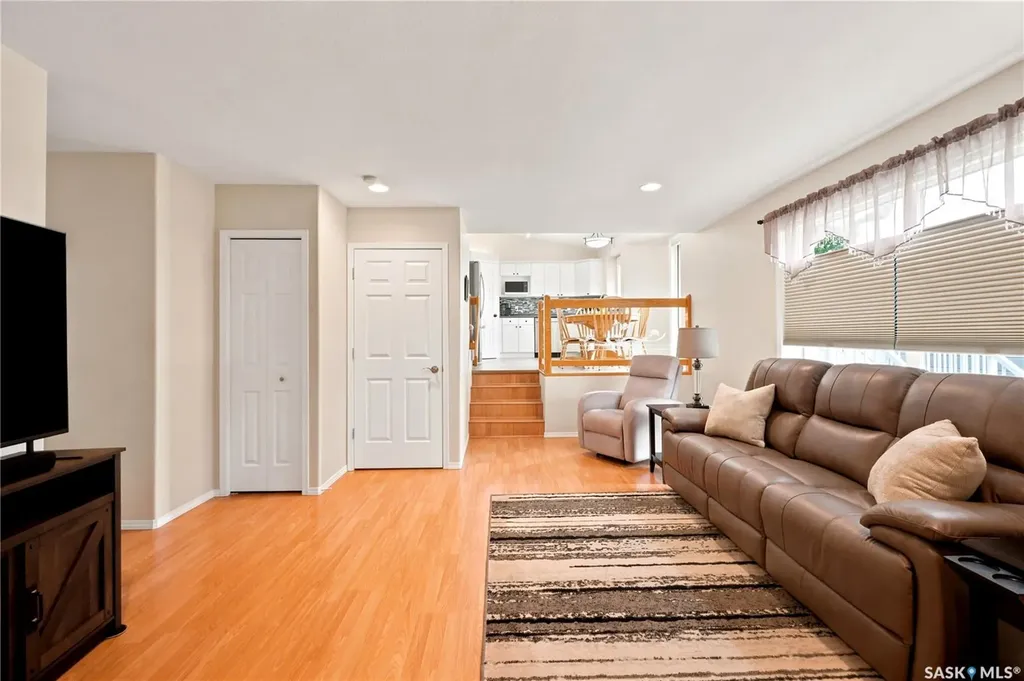 526 Mcwillie Avenue Saskatoon SK S7S 1B6