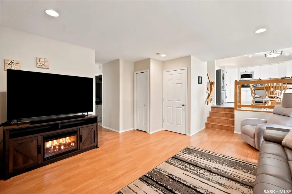 526 Mcwillie Avenue Saskatoon SK S7S 1B6