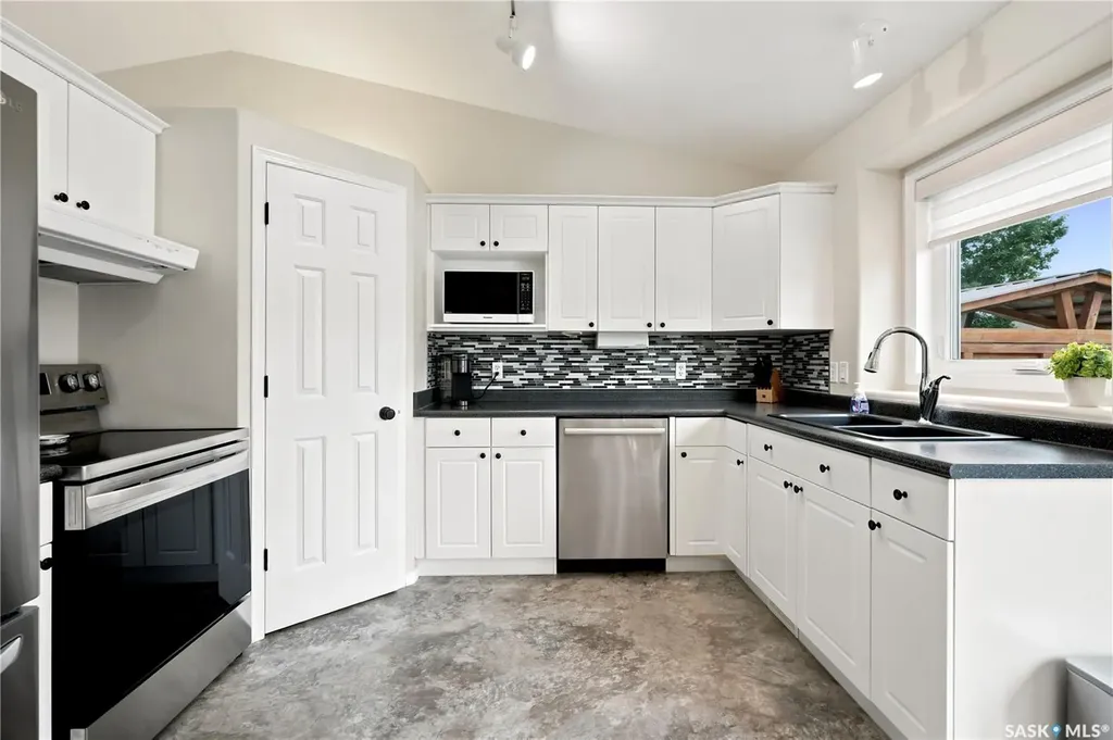 526 Mcwillie Avenue Saskatoon SK S7S 1B6